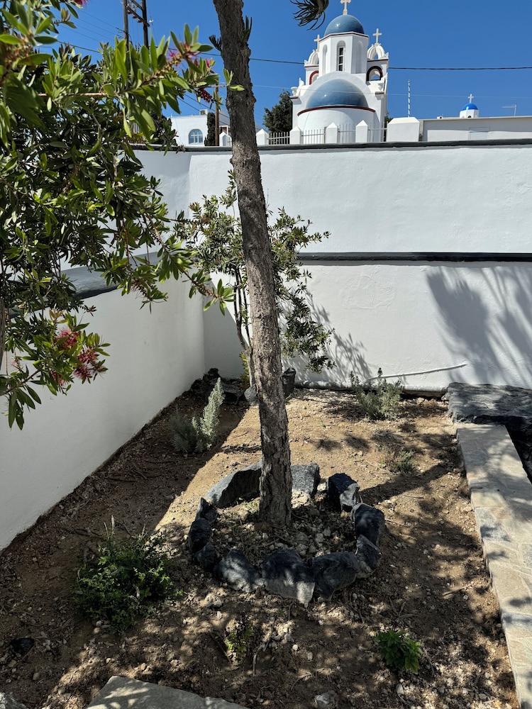 The Noverian Bios Santorini Boutique Hotel 72/78