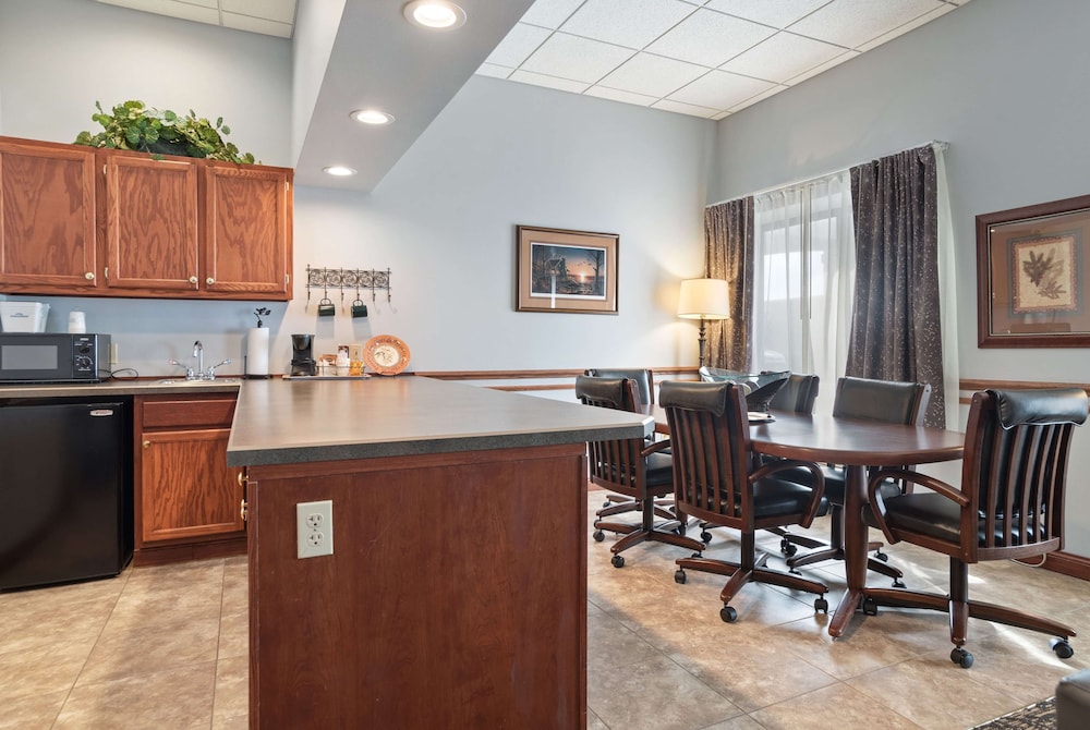 Elevation Inn & Suites, Trademark Collection by Wyndham 26/27