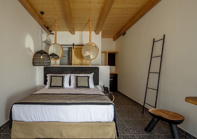 Room, Pool Front
