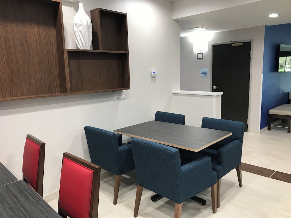 Holiday Inn Express Naples South I 75 60/67
