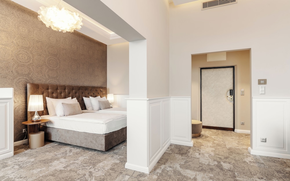 EXECUTIVE, DOUBLE BED, BATHTUB
