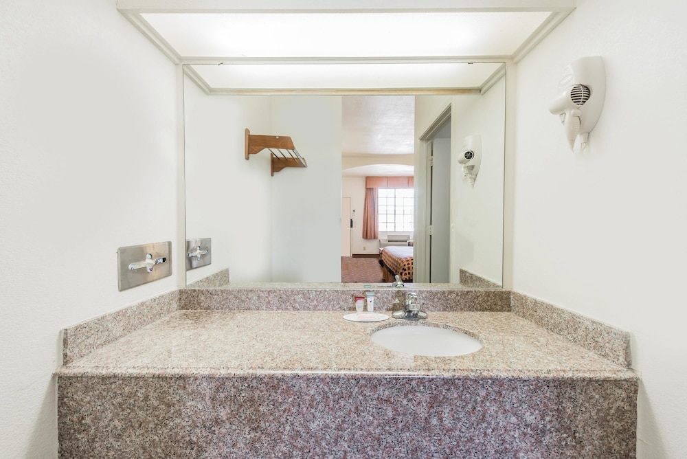 Americas Best Value Inn Suites Ft Worth S 9/19