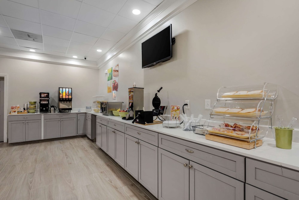 Quality Inn & Suites New Hartford - Utica 11/43
