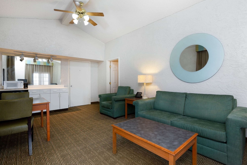 La Quinta Inn Tampa Airport Stadium Westshore 18/29