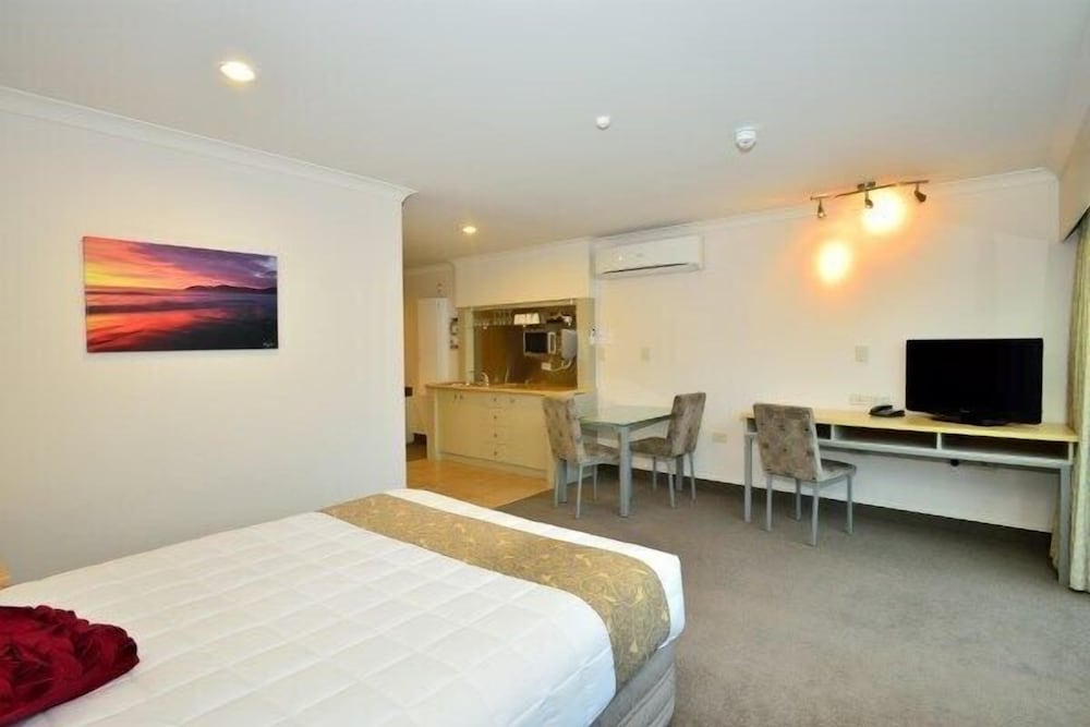 استوديو بسرير كوين، Senator Motor Inn 2/2