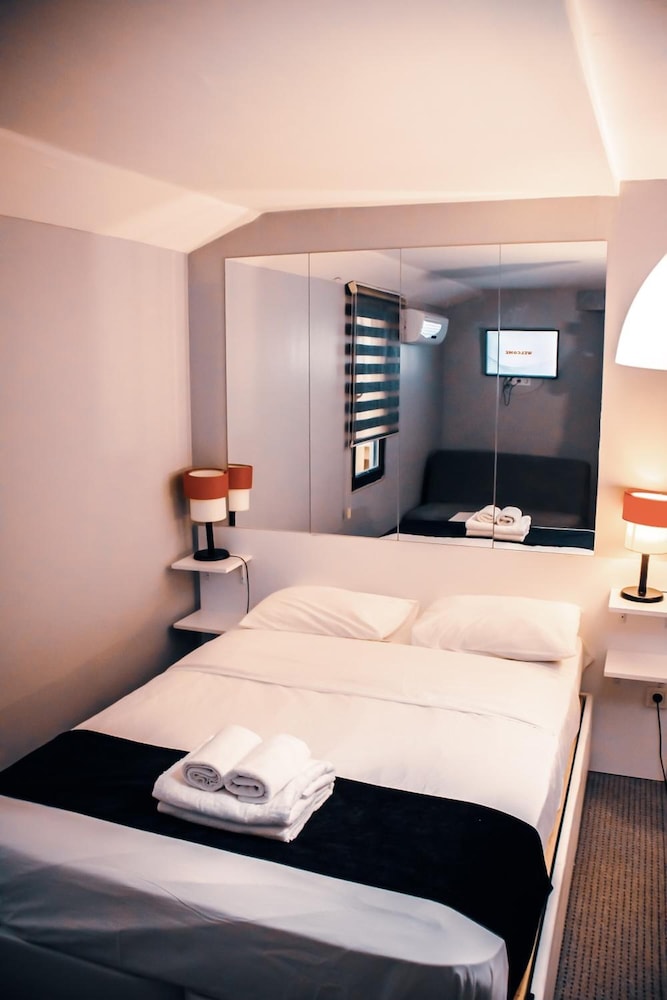 DOUBLE DELUXE QUEEN BED