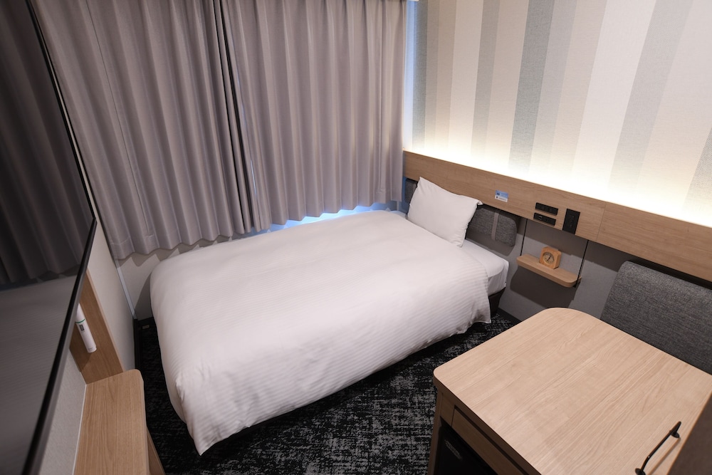 ROOM, SINGLE