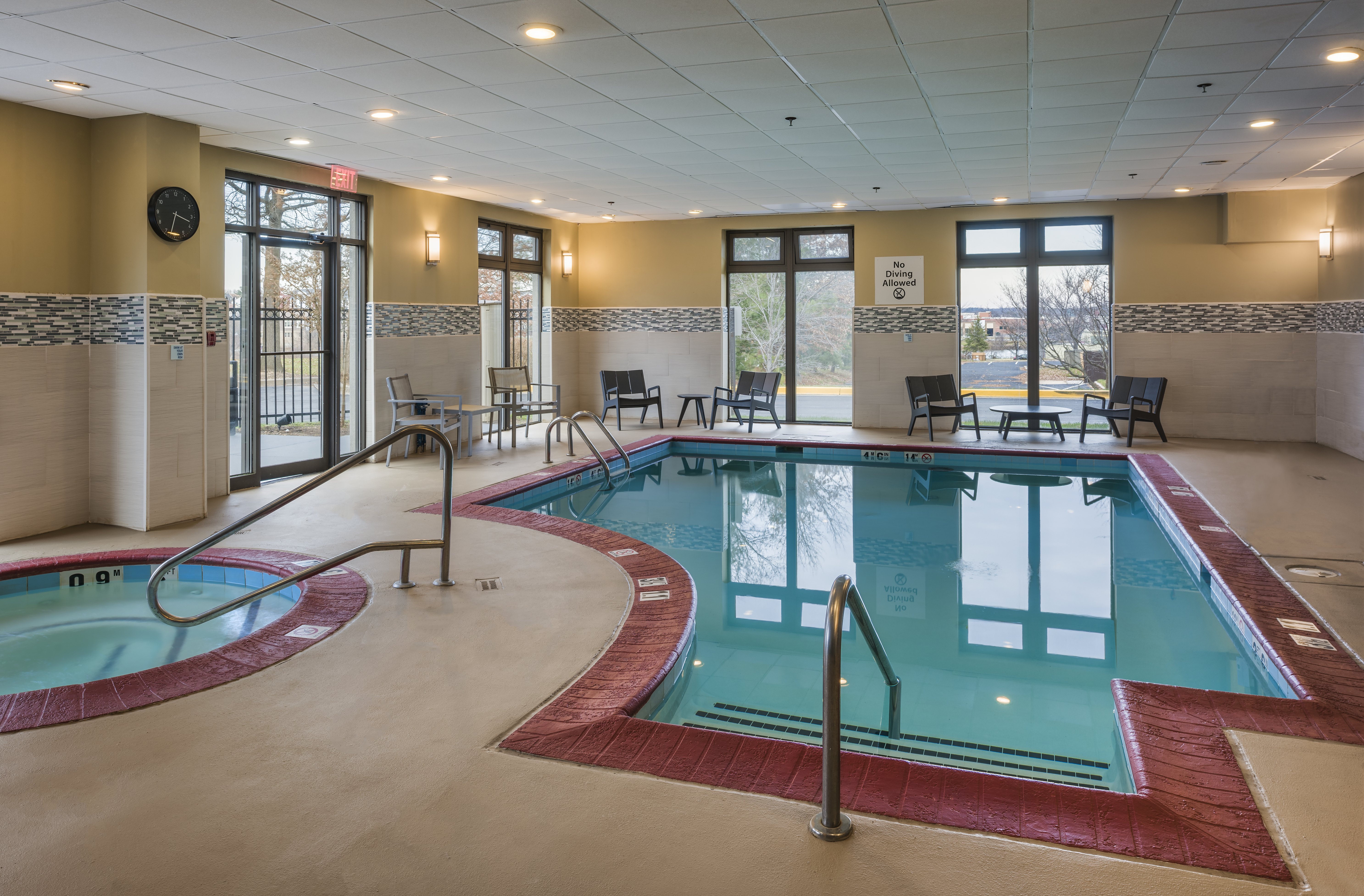 Holiday Inn Express Suites Laurel Lakes 26/58