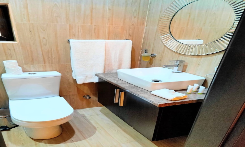 The Cabin Hotel 40/41