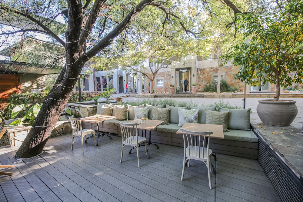 The Village Courtyard Suites 16/30