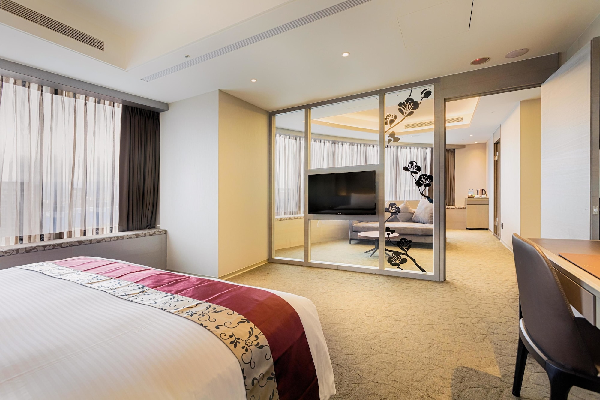 Tower, Executive, Suite, King Bed, Bathtub