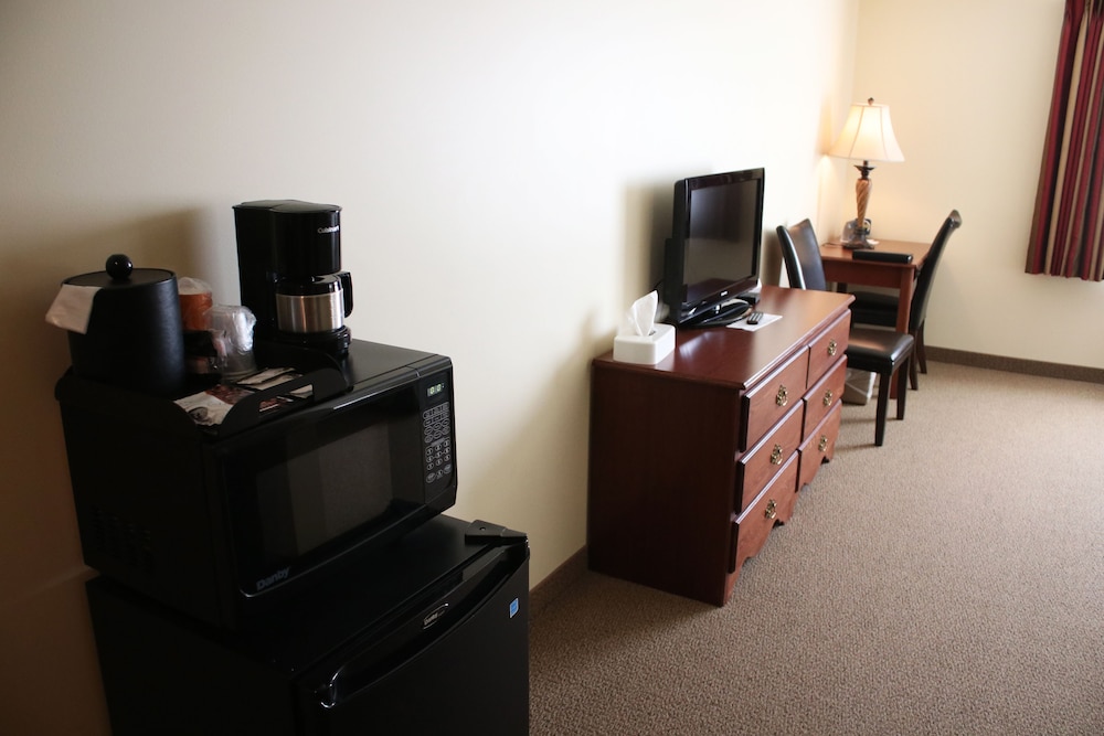 Edgewood Hotel and Suites 21/27