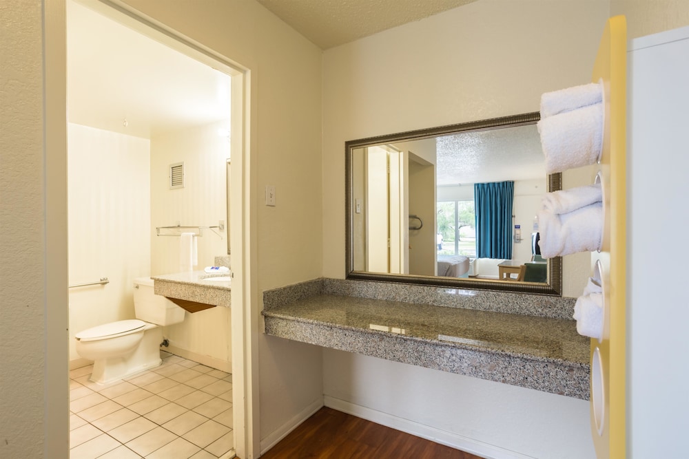 Motel6 Spring Hill, FL - Weeki Wachee 55/64