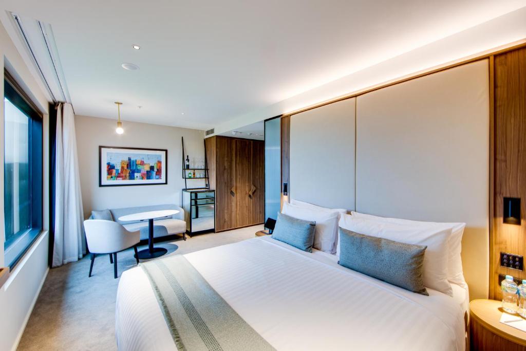 Studio, King Bed, Accessible