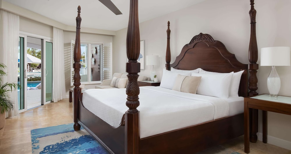 STARLIGHT, SWIM UP, JUNIOR SUITE, KING BED, BEACH FRONT, PATIO, BATHTUB, CLUB FLOOR