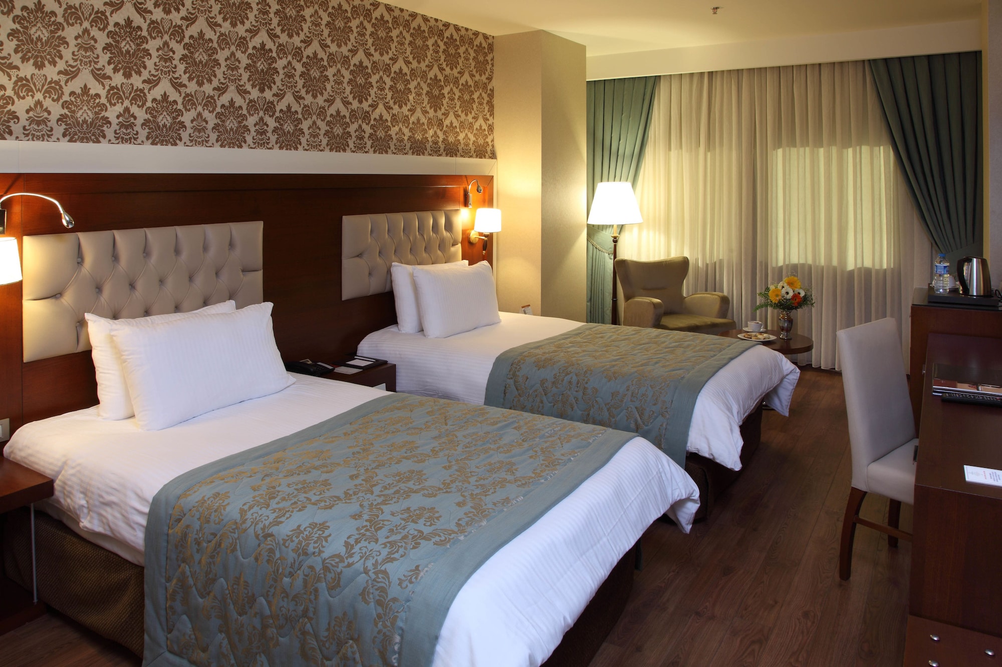 ROOM, TRIPLE, CITY VIEW