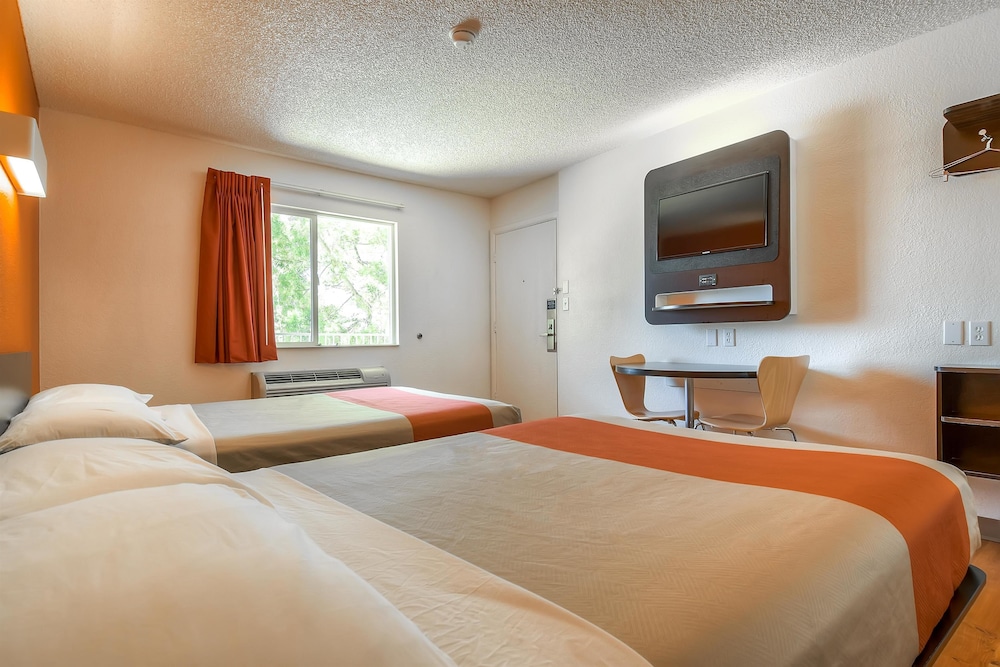 Motel6 San Diego, CA - North 21/61