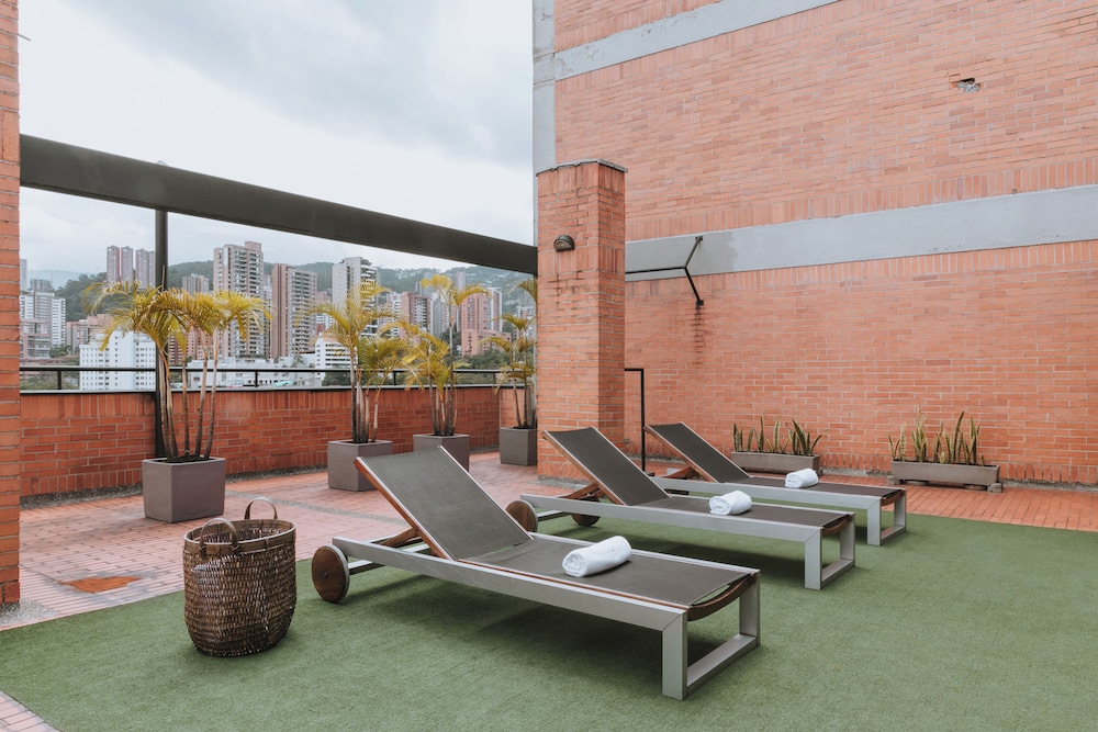 Travelers Orange Suites 42/50