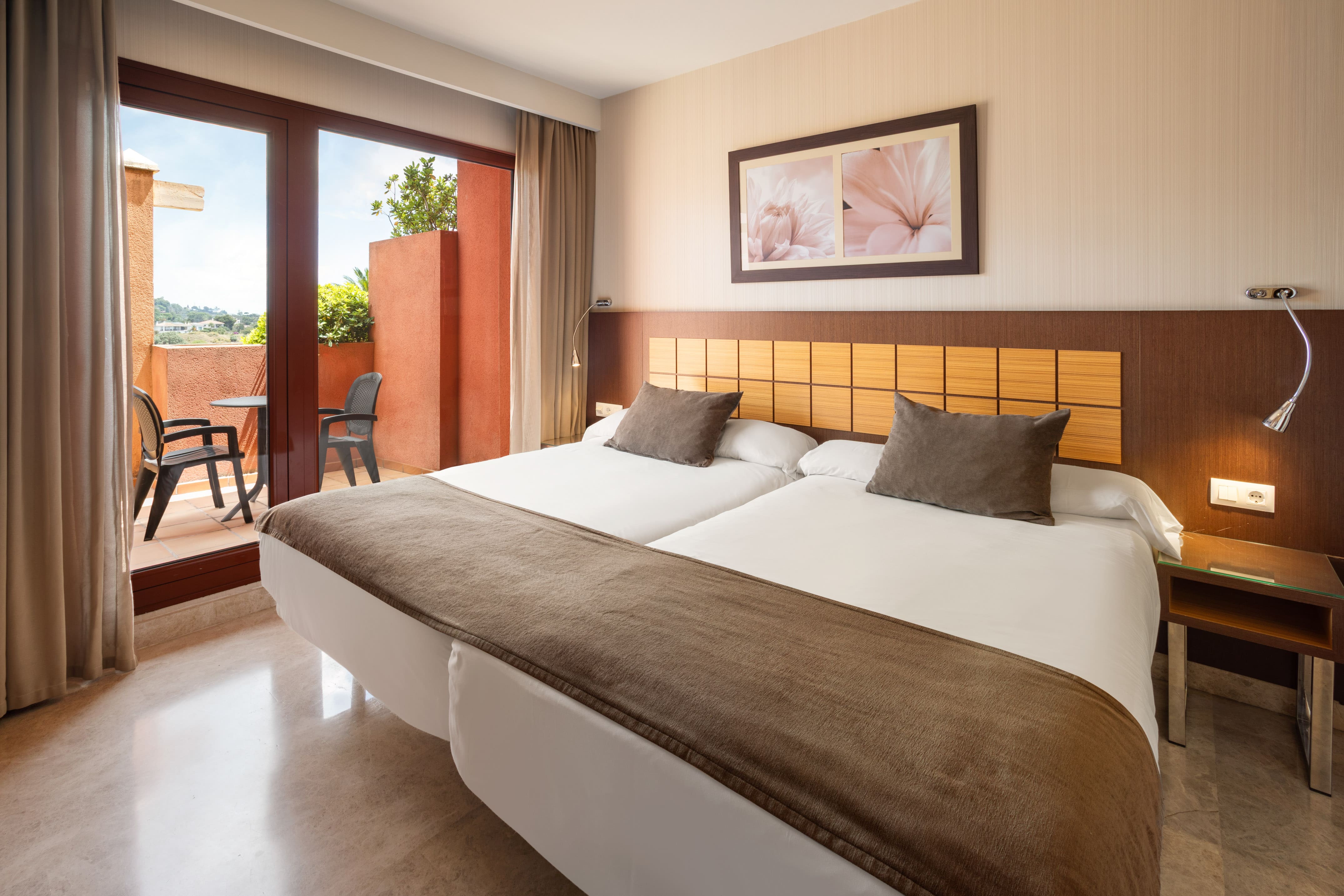 Junior Suite, Twin Beds, Lateral Side Sea View