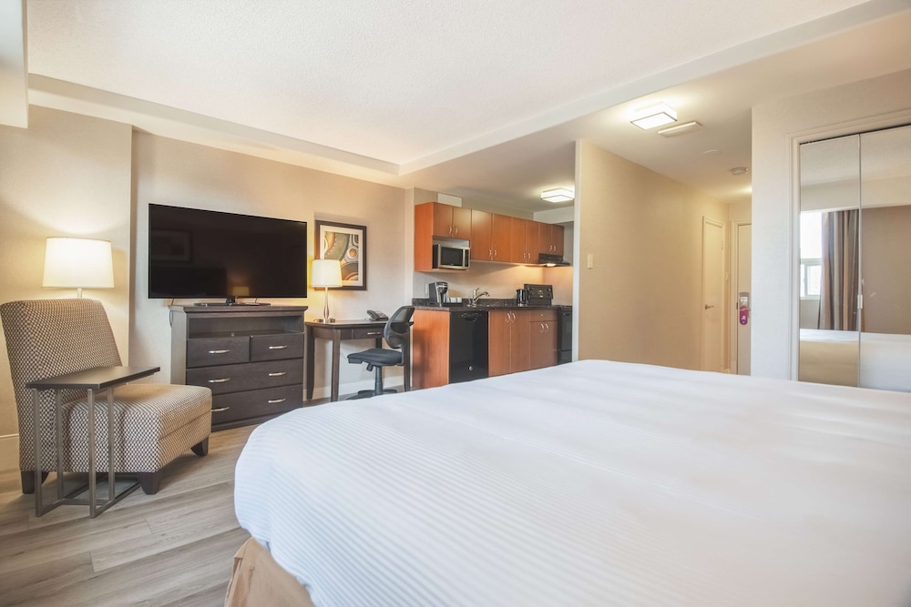 Coast Calgary Downtown Hotel and Suites by APA 25/61