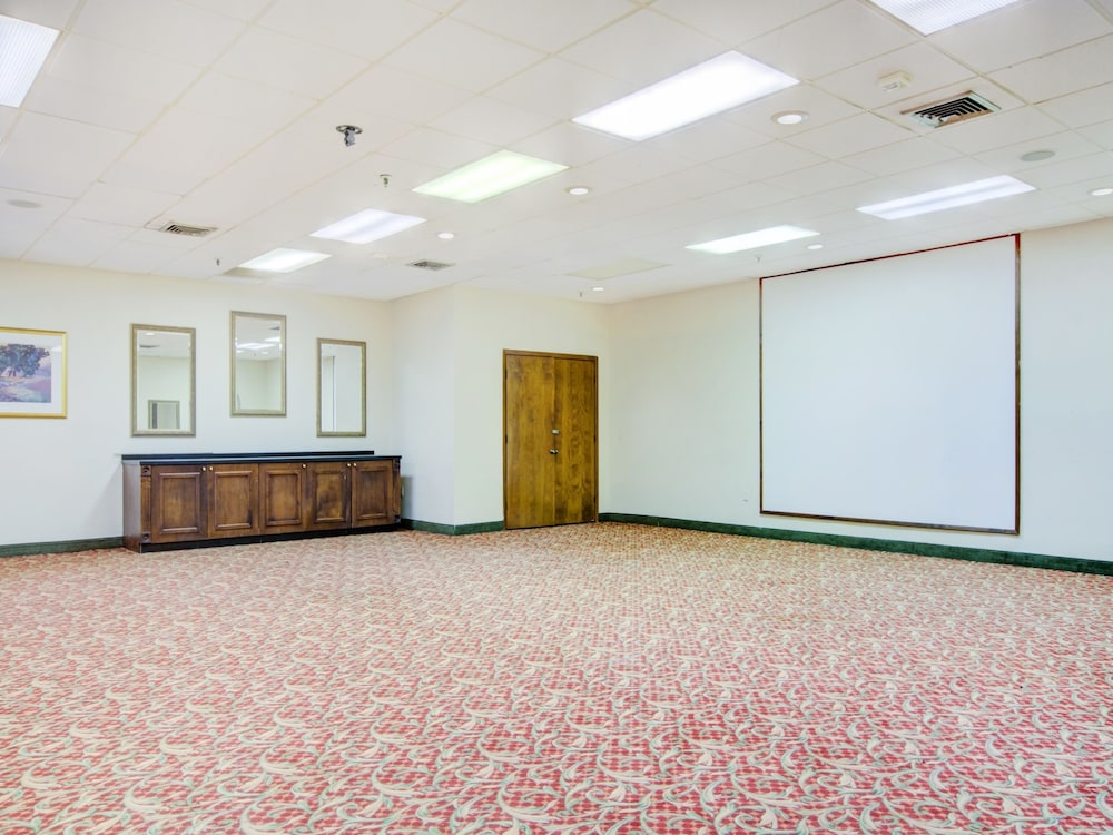 OYO Hotel Dundee By Crystal Lake 7/50