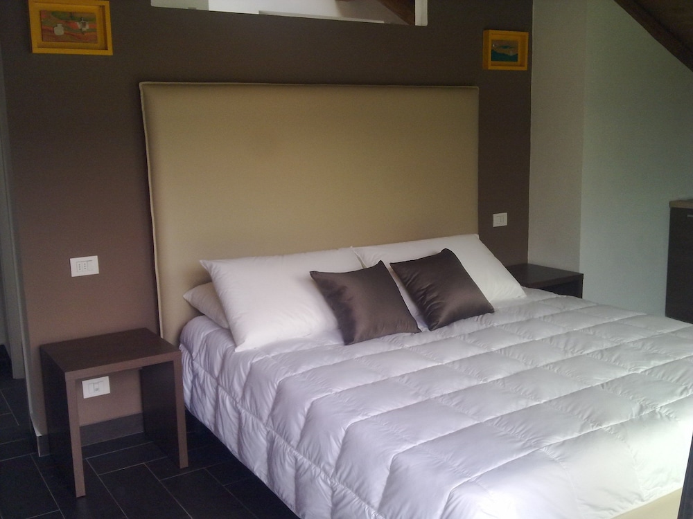 STANDARD, DOUBLE OR TWIN BED, MOUNTAIN VIEW
