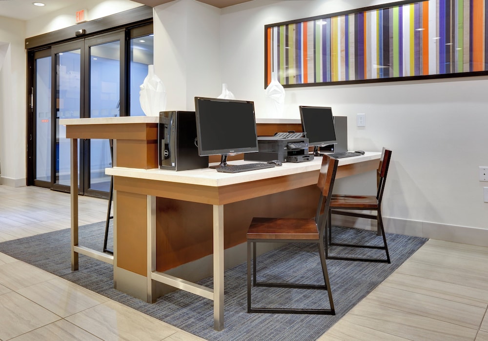 Holiday Inn Express Hotel And Suites Denton Unt Twu 63/68