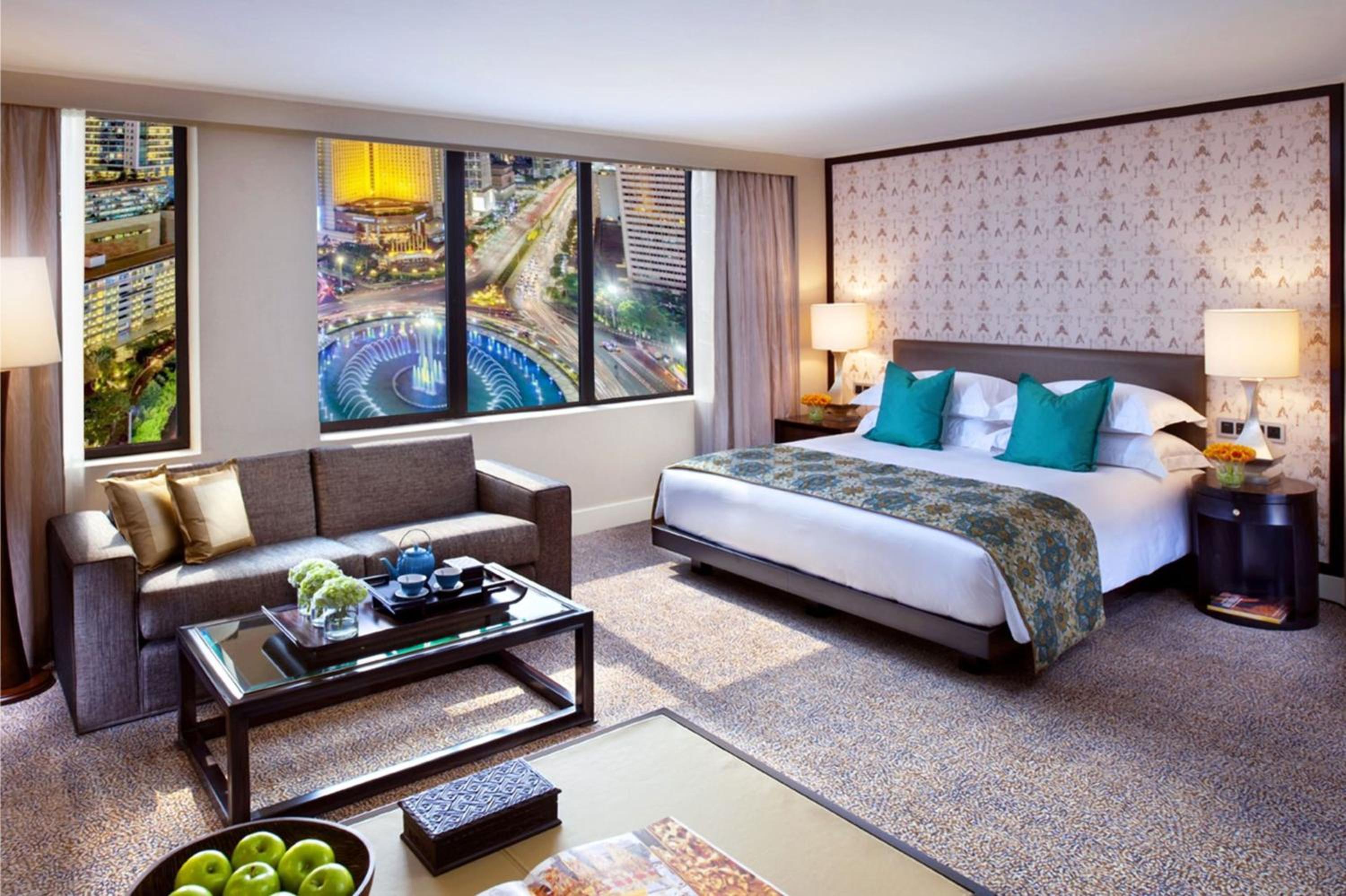 Connecting, Family, King and Twin Beds, Statue View