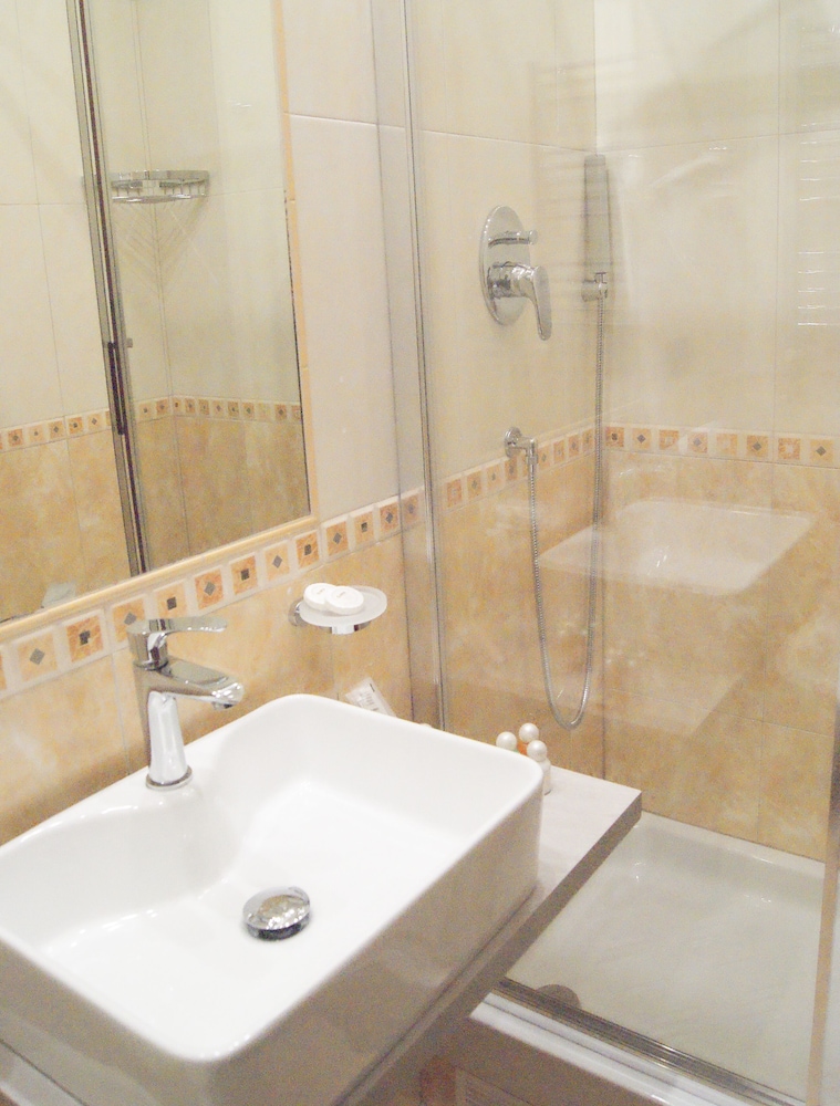 غرفة ثلاثية بسرير مزدوج وسرير فردي بإطلالة على المدينة، Hotel Esposizione Roma 3/3