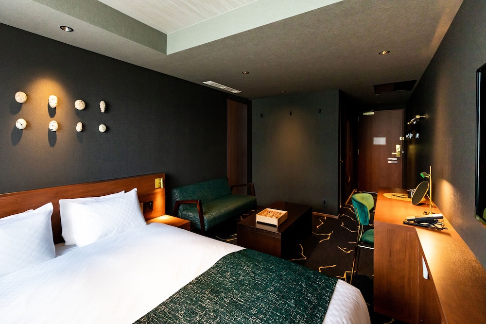 ROOM, QUEEN BED