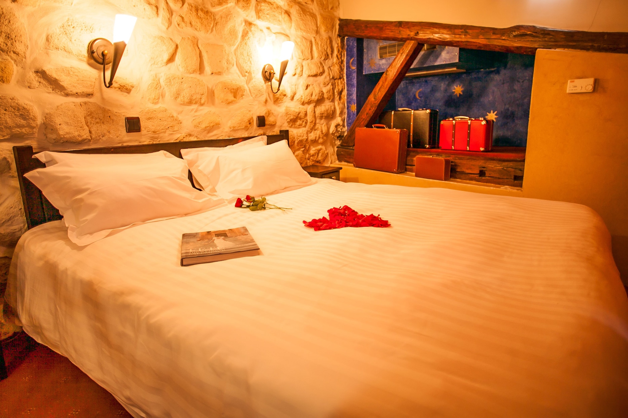 ROOM, DOUBLE BED