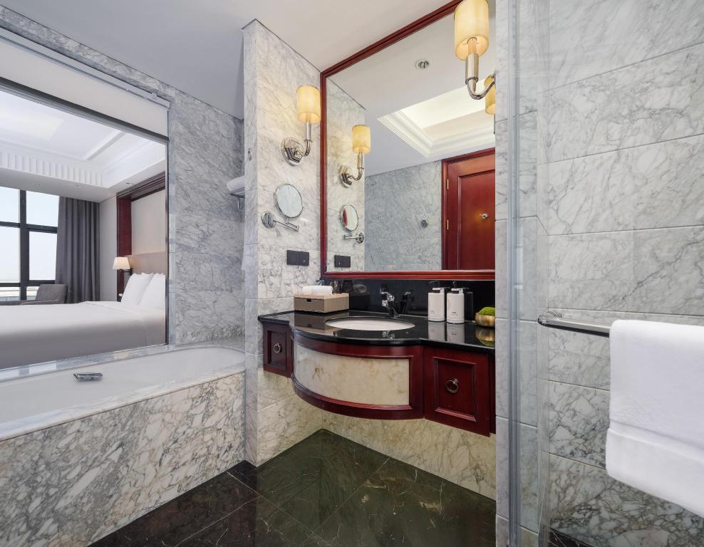 Grand Mercure Wuxi Huishan 75/76
