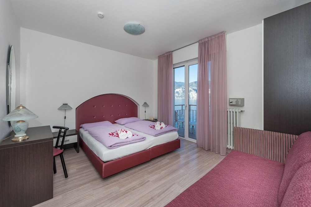 SUPERIOR, DOUBLE OR TWIN BED, LAKE VIEW