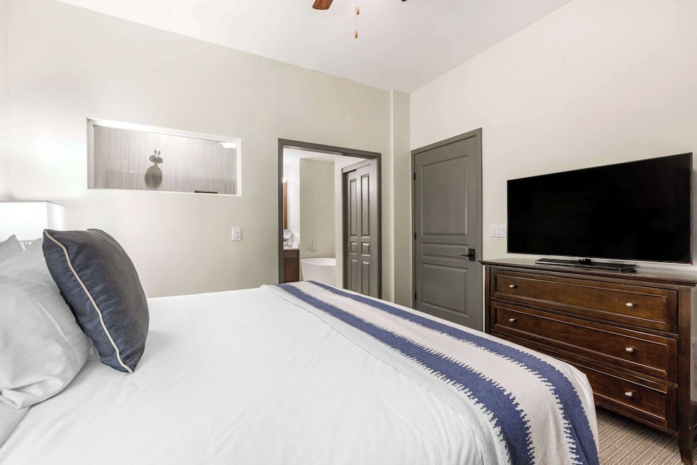 جناح بسرير كينج وسرير كوين بغرفتي نوم مع أريكة، Bluegreen Vacations Big Bear Village, an Ascend Collection Resort 4/7