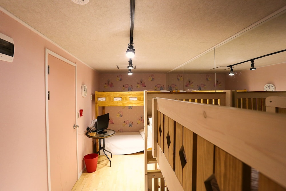 MAMA GUEST HOUSE 9/67