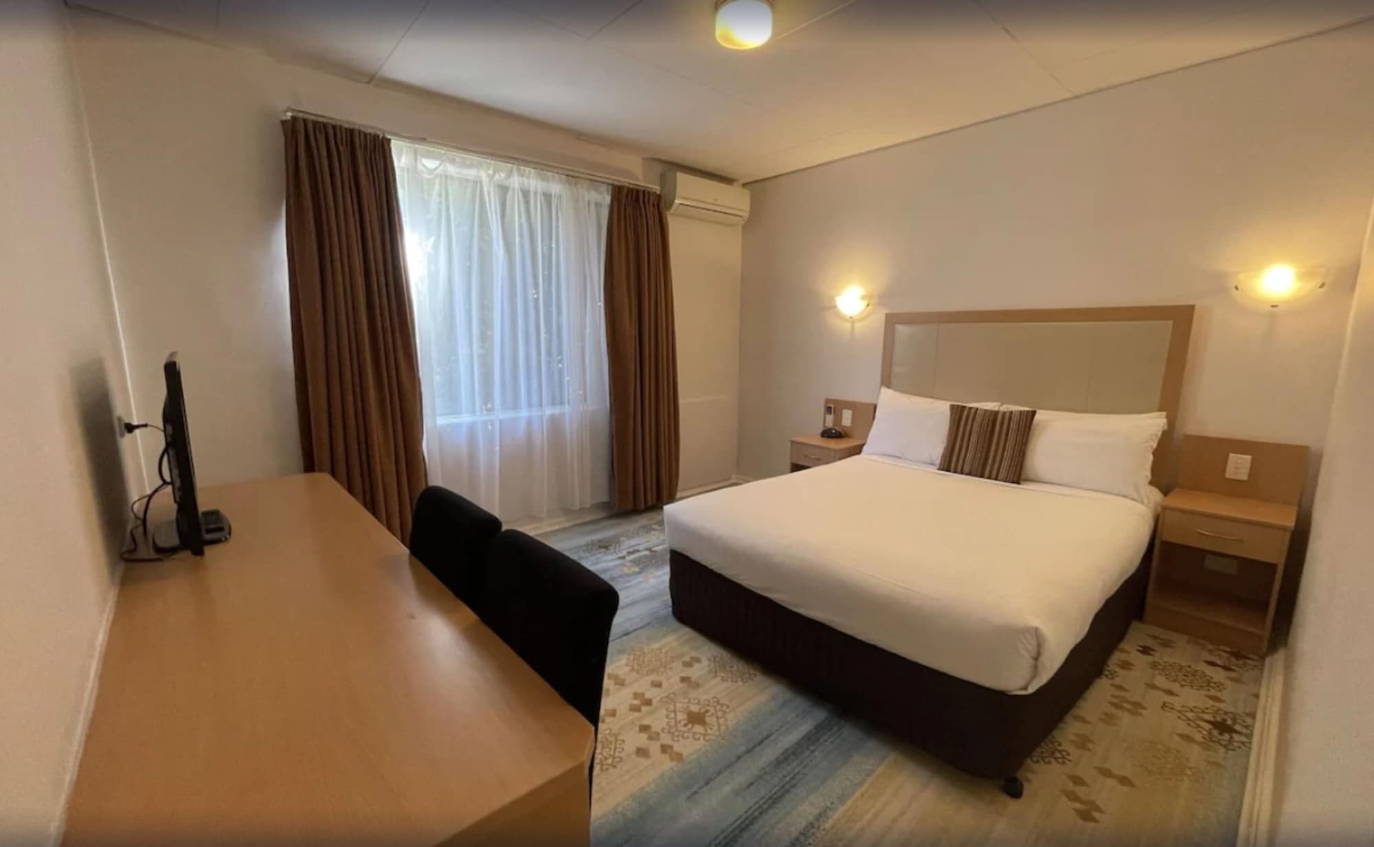 STANDARD, QUEEN BED
