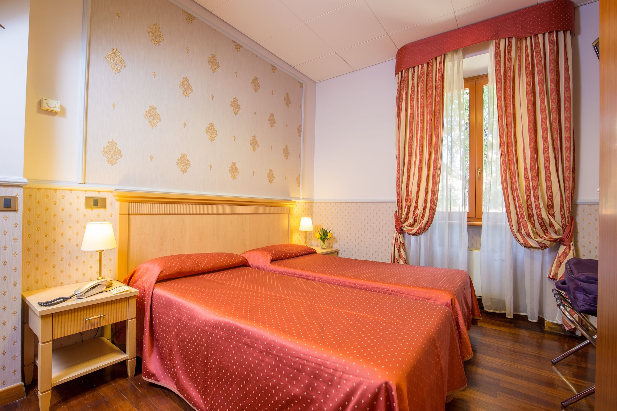 ROOM, DOUBLE BED