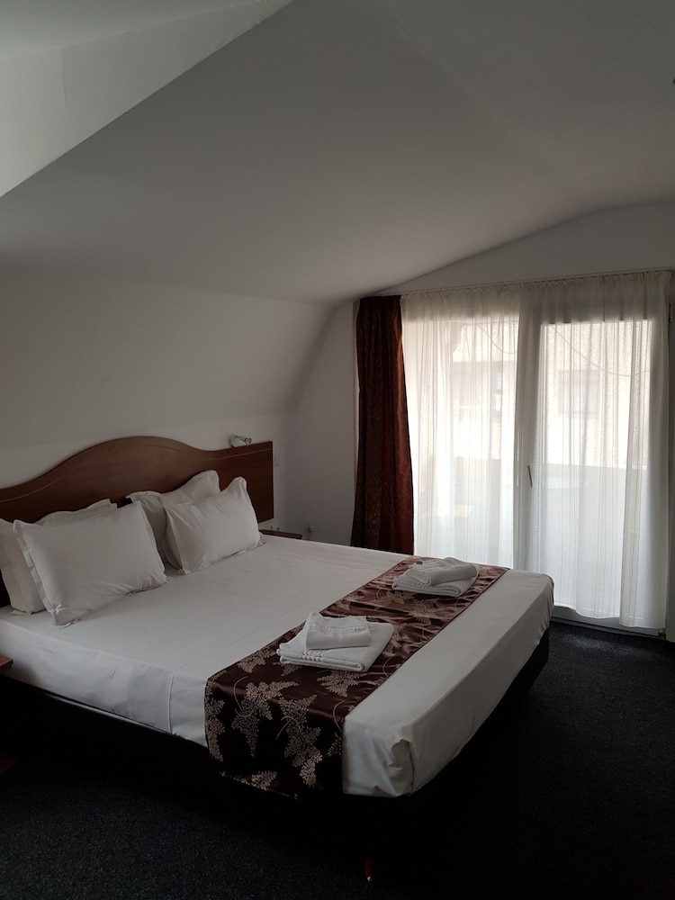 Tranzzit Hotel 12/44