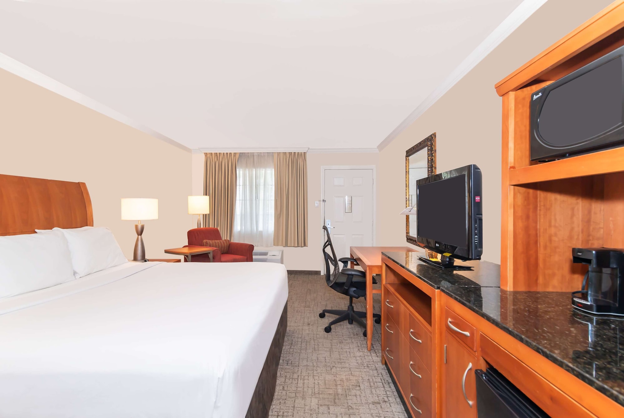 غرفة بسرير كينج، Baymont by Wyndham Beaumont 2/7