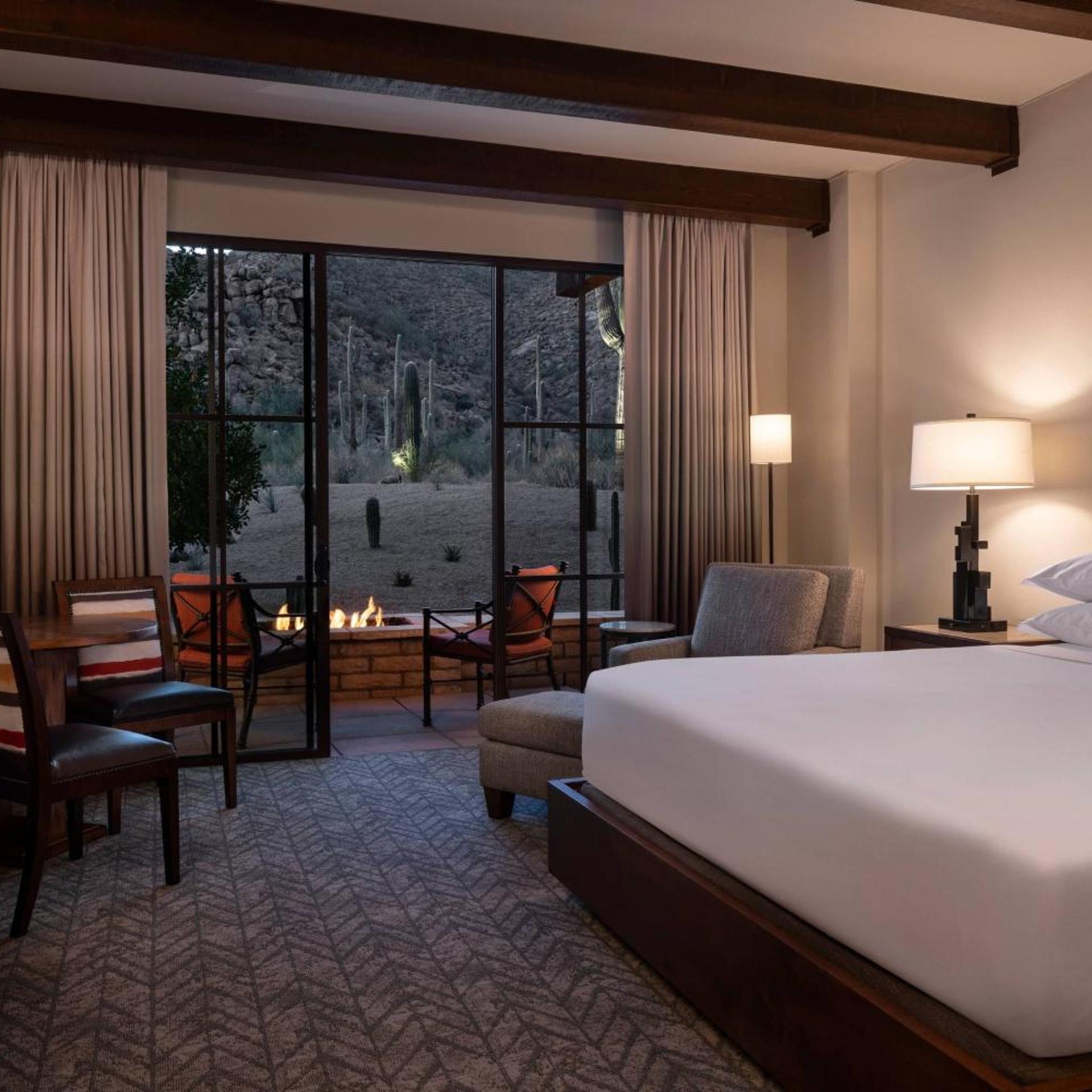Fireside, Guest Room, King Bed, Mountain View, Ground Floor