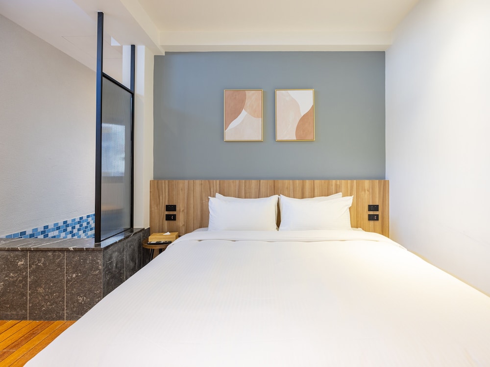 ELITE, DOUBLE BED, BATHTUB
