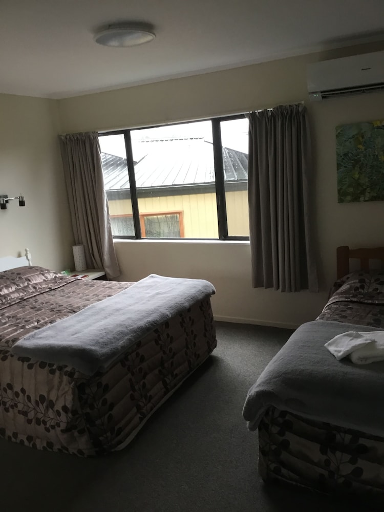 WAITOMO CAVES GUEST LODGE 11/73