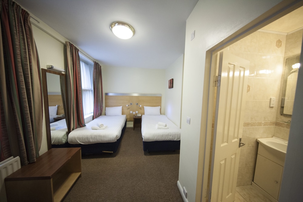 Maiden Oval Hotel 14/28