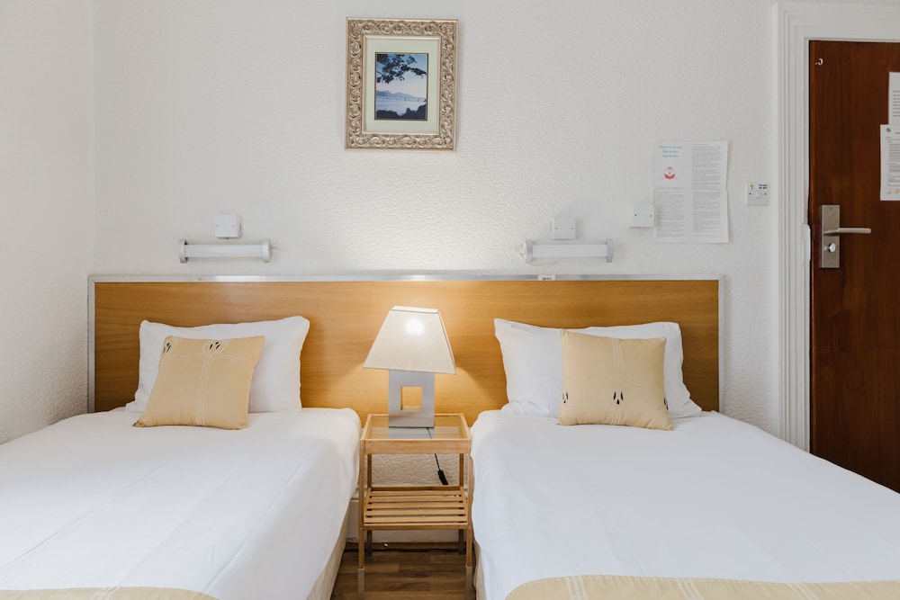 Falcon Hotel 30/50