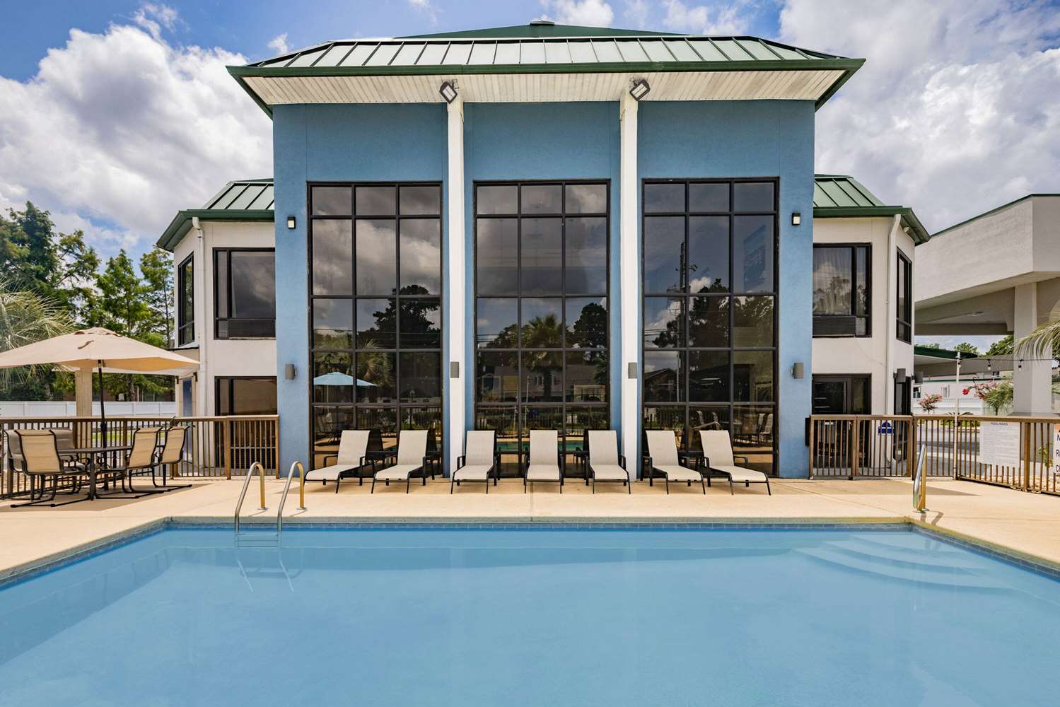 Days Inn & Suites by Wyndham Savannah Midtown 8/56
