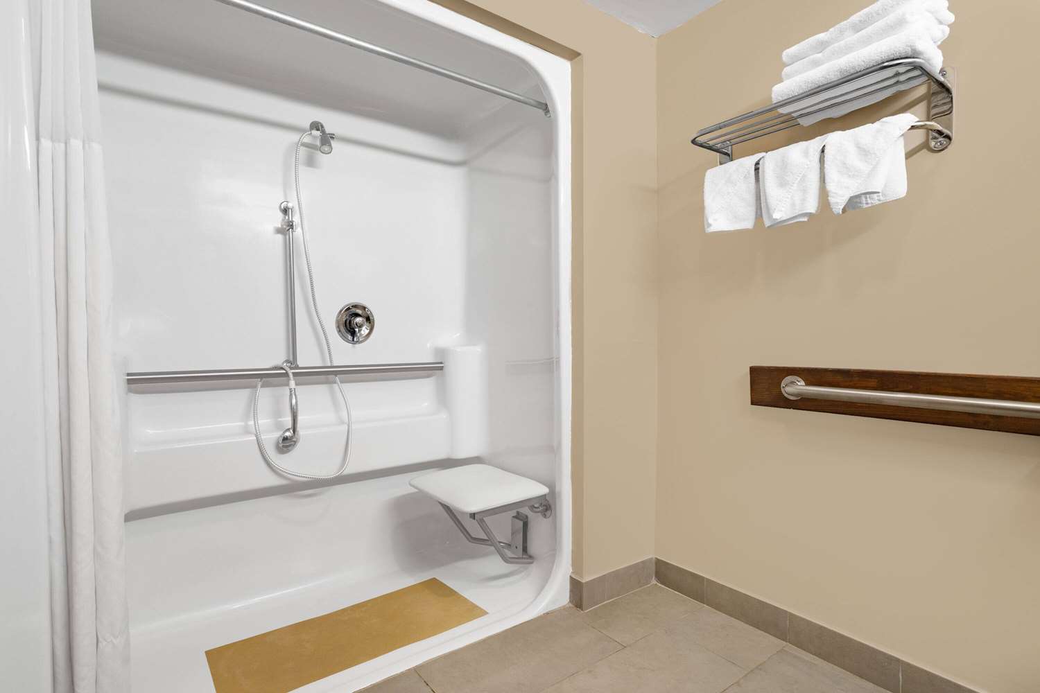 Ramada By Wyndham Hendersonville 22/22
