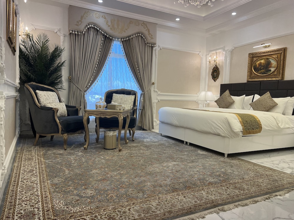 Prince, Queen Bed