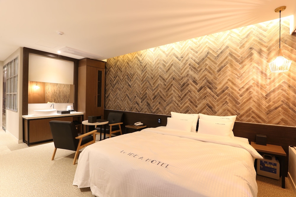DELUXE, DOUBLE BED