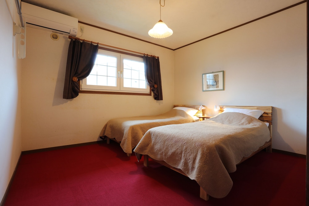 ROOM, TWIN BEDS