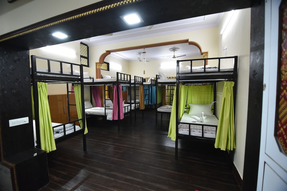 Hotel Vaishnavi 43/58